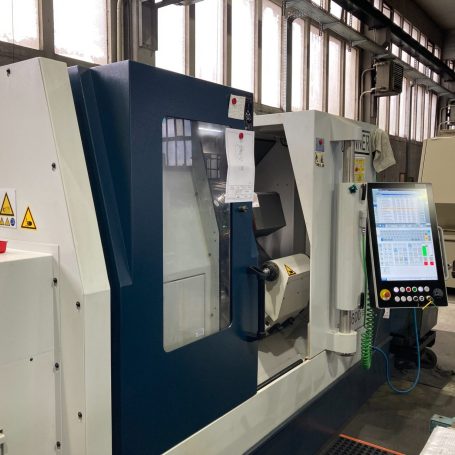 CNC-Dreh-Fräszentrum Moderne CNC-Dreh-Fräsmaschine in einer hellen Fertigungshalle.