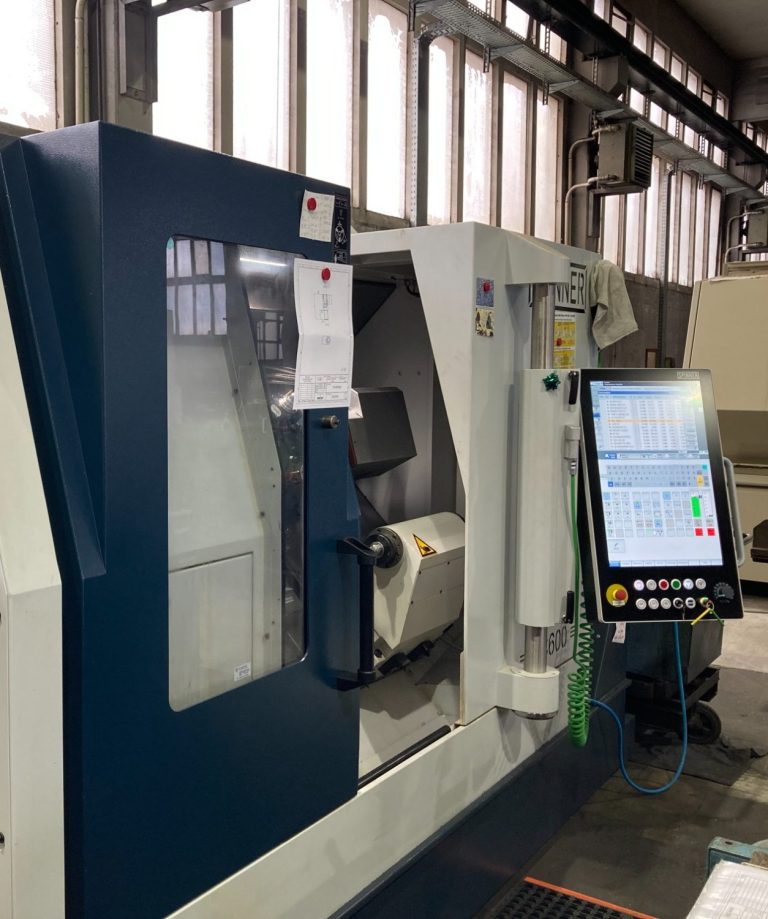 CNC-Dreh-Fräszentrum Moderne CNC-Dreh-Fräsmaschine in einer hellen Fertigungshalle.