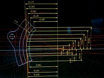 CAD-Konstruktion Diagramm mit technischen Messwerten und Linien in verschiedenen Farben.