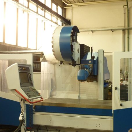 CNC-Fräsen X 2000mm Y 1000mm Moderne CNC-Maschine in einer hellen Fertigungshalle.