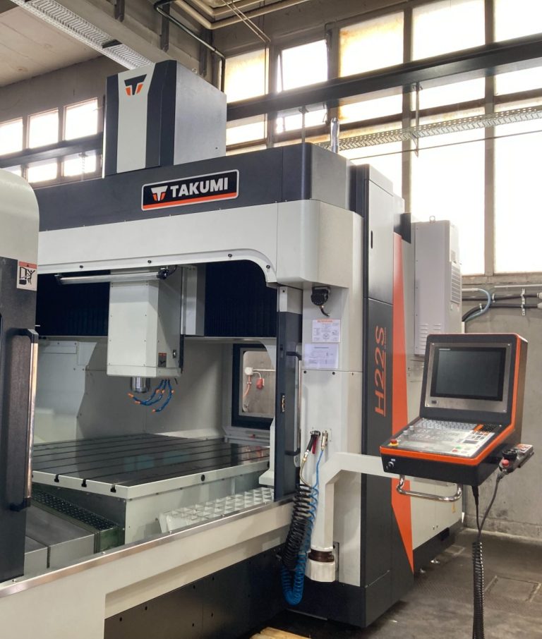 CNC-Fräsmaschine X 2000mm Y 1600mm CNC-Bearbeitungsmaschine in einer modernen Werkstatt, mit Steuerungseinheit.