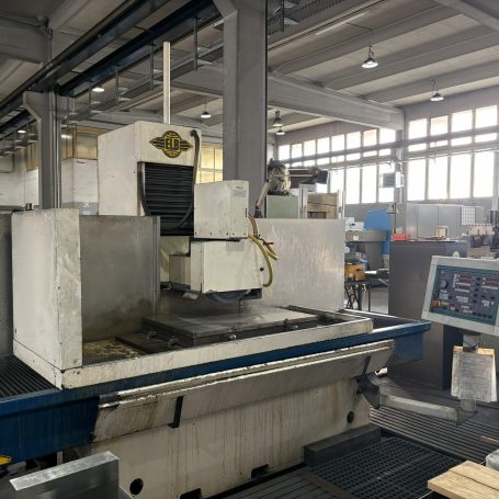 Flachschleifen bis X 500mm Y 300mm Flachschleifmaschine in heller Fertigungshalle